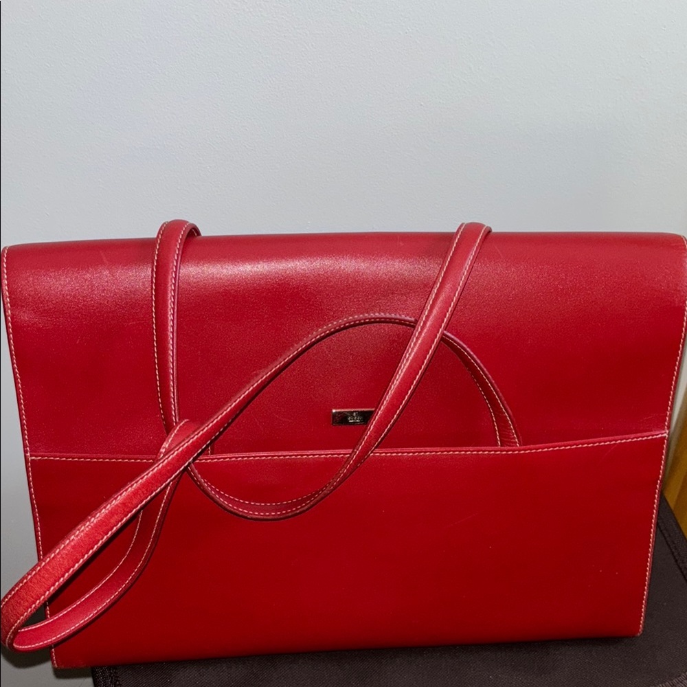 Gucci Red Clutch with Gold Clasp and Structured Design - Picture 3 of 3